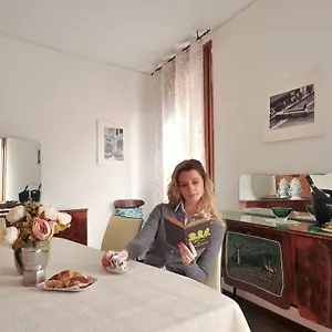 Venetian Mood Bianco Apartment